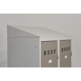 Coiffe incliné posée sur un vestiaire