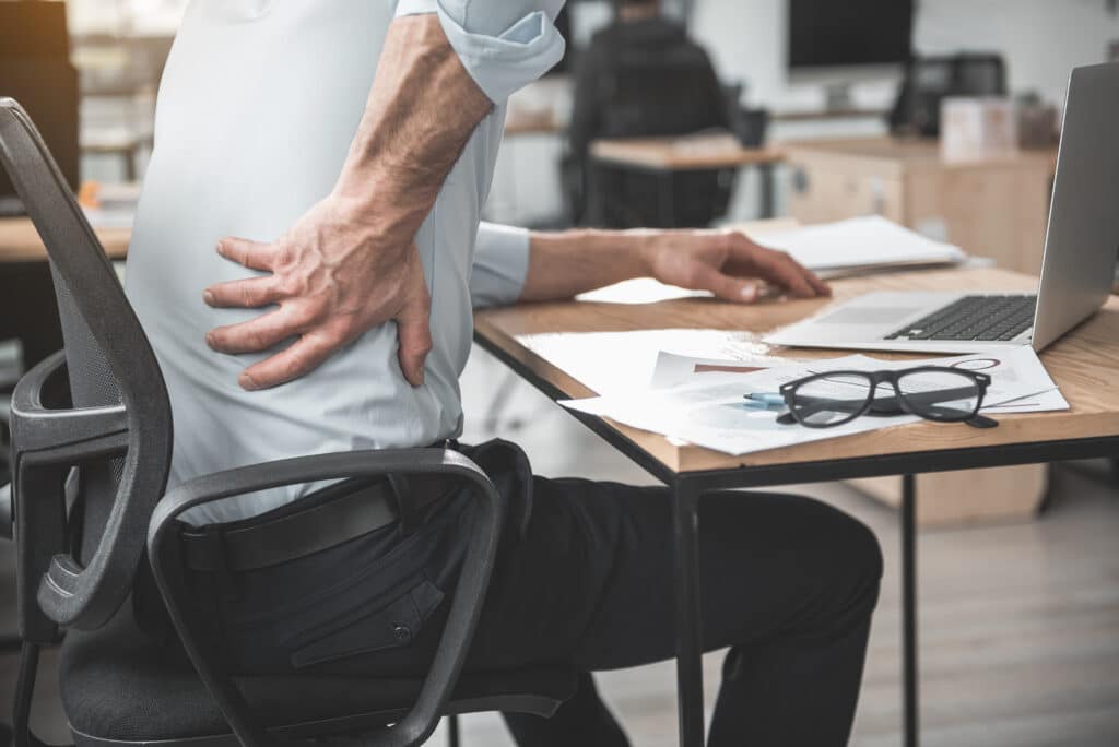 employé de bureau douleurs lombaires mal de dos TMS troubles musculo-squelettiques