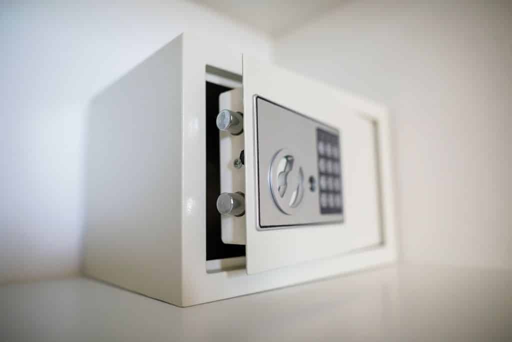 Coffre fort blanc à code avec porte entrouverte