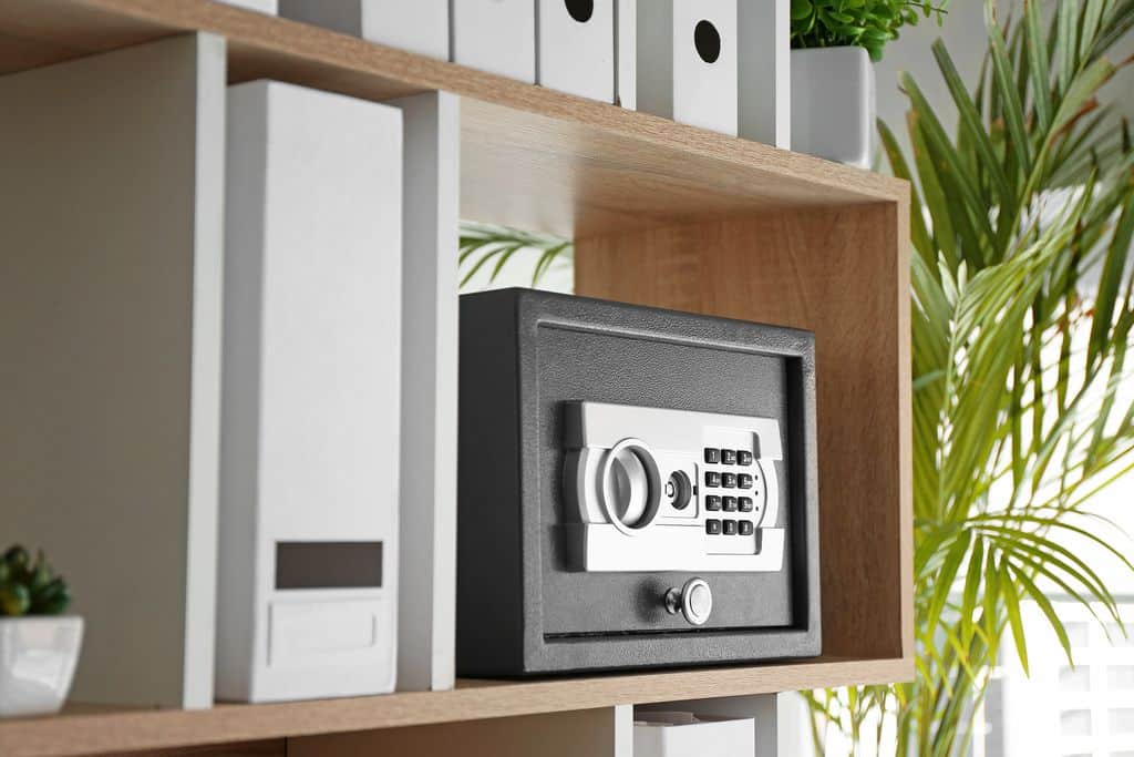 Petit coffre fort Armoire Plus sur une étagère