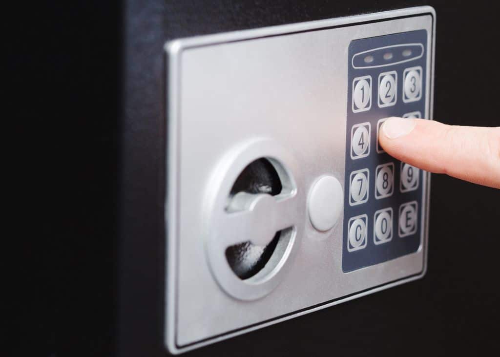 Ouverture d'un coffre fort avec une serrure à code